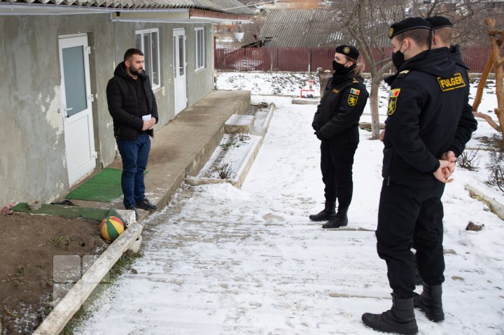 GEST DE OMENIE! Mascaţii de la Fulger au dus daruri familiei Stratulat, care acum câteva zile a rămas fără casă (FOTO)