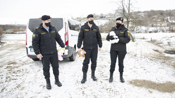 GEST DE OMENIE! Mascaţii de la Fulger au dus daruri familiei Stratulat, care acum câteva zile a rămas fără casă (FOTO)