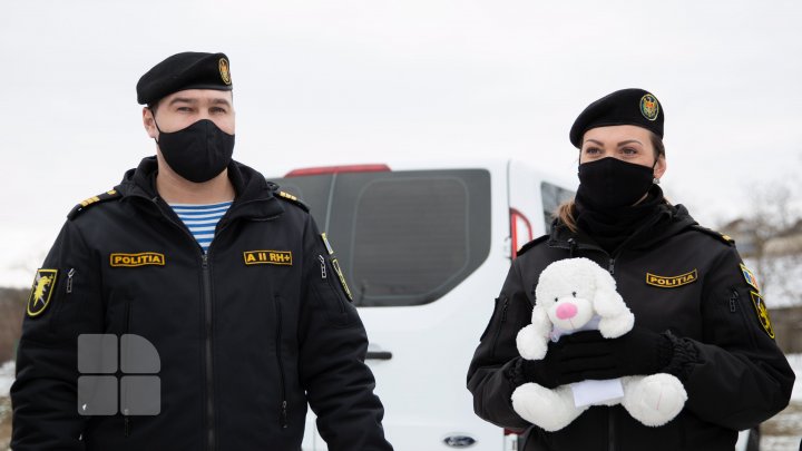 GEST DE OMENIE! Mascaţii de la Fulger au dus daruri familiei Stratulat, care acum câteva zile a rămas fără casă (FOTO)