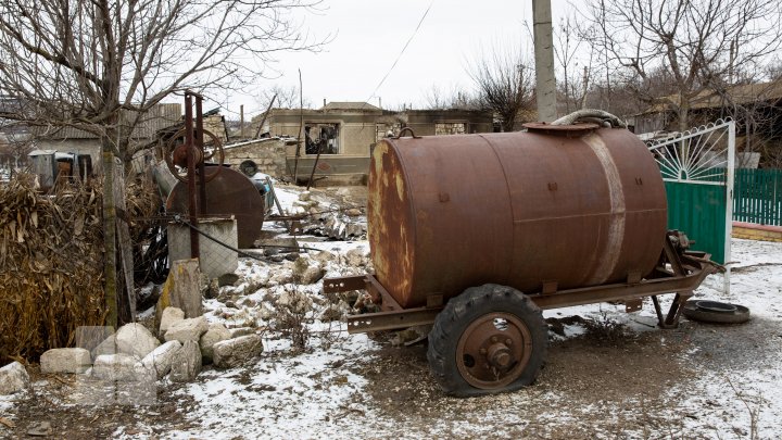 GEST DE OMENIE! Mascaţii de la Fulger au dus daruri familiei Stratulat, care acum câteva zile a rămas fără casă (FOTO)