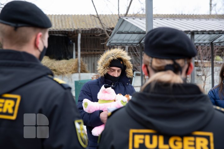 GEST DE OMENIE! Mascaţii de la Fulger au dus daruri familiei Stratulat, care acum câteva zile a rămas fără casă (FOTO)