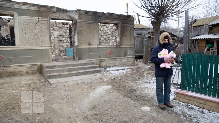 GEST DE OMENIE! Mascaţii de la Fulger au dus daruri familiei Stratulat, care acum câteva zile a rămas fără casă (FOTO)