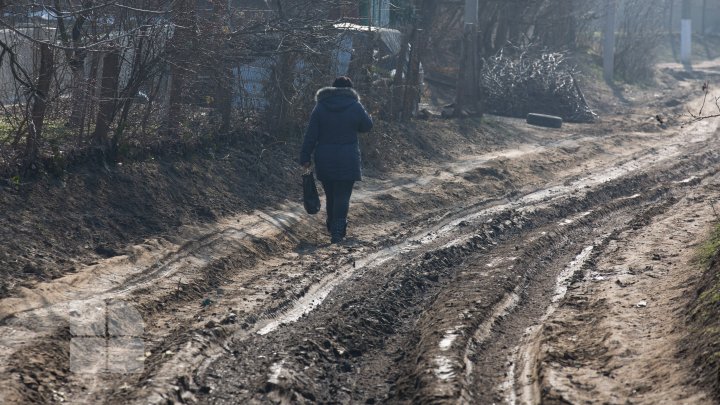 O autospecială venită să stingă un incendiu în satul Fîrlădeni, Căuşeni, a rămas blocată în noroi. Casa a fost mistuită de flăcări (FOTOREPORT)