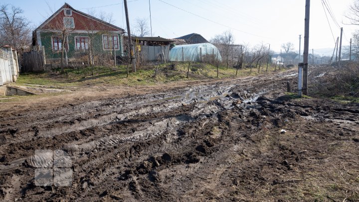 O autospecială venită să stingă un incendiu în satul Fîrlădeni, Căuşeni, a rămas blocată în noroi. Casa a fost mistuită de flăcări (FOTOREPORT)