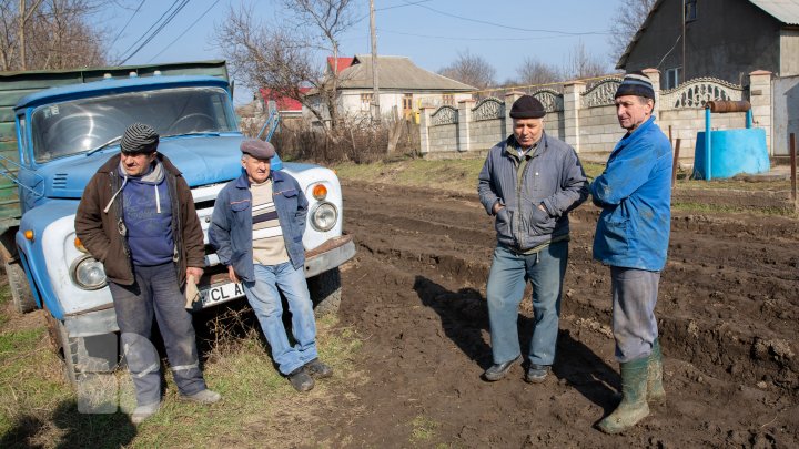 O autospecială venită să stingă un incendiu în satul Fîrlădeni, Căuşeni, a rămas blocată în noroi. Casa a fost mistuită de flăcări (FOTOREPORT)