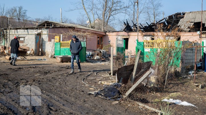 O autospecială venită să stingă un incendiu în satul Fîrlădeni, Căuşeni, a rămas blocată în noroi. Casa a fost mistuită de flăcări (FOTOREPORT)