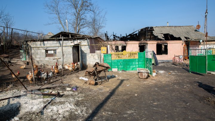 O autospecială venită să stingă un incendiu în satul Fîrlădeni, Căuşeni, a rămas blocată în noroi. Casa a fost mistuită de flăcări (FOTOREPORT)