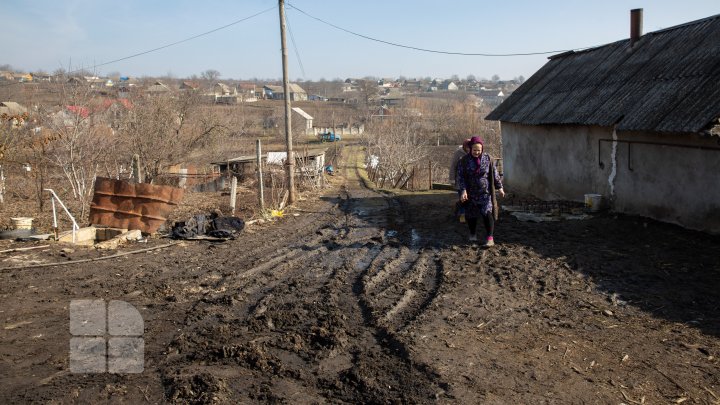 O autospecială venită să stingă un incendiu în satul Fîrlădeni, Căuşeni, a rămas blocată în noroi. Casa a fost mistuită de flăcări (FOTOREPORT)