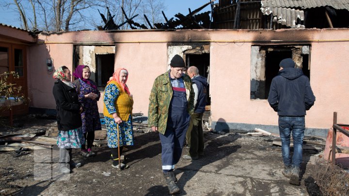 O autospecială venită să stingă un incendiu în satul Fîrlădeni, Căuşeni, a rămas blocată în noroi. Casa a fost mistuită de flăcări (FOTOREPORT)