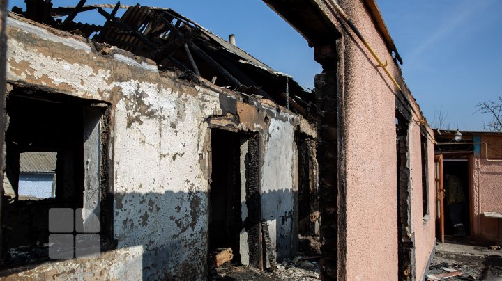 O autospecială venită să stingă un incendiu în satul Fîrlădeni, Căuşeni, a rămas blocată în noroi. Casa a fost mistuită de flăcări (FOTOREPORT)