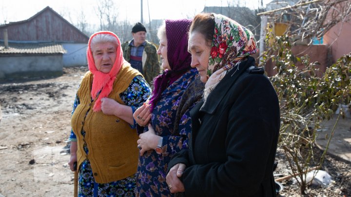 O autospecială venită să stingă un incendiu în satul Fîrlădeni, Căuşeni, a rămas blocată în noroi. Casa a fost mistuită de flăcări (FOTOREPORT)