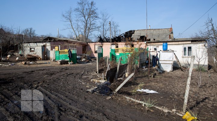 O autospecială venită să stingă un incendiu în satul Fîrlădeni, Căuşeni, a rămas blocată în noroi. Casa a fost mistuită de flăcări (FOTOREPORT)