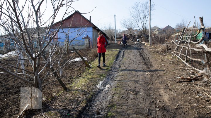 O autospecială venită să stingă un incendiu în satul Fîrlădeni, Căuşeni, a rămas blocată în noroi. Casa a fost mistuită de flăcări (FOTOREPORT)