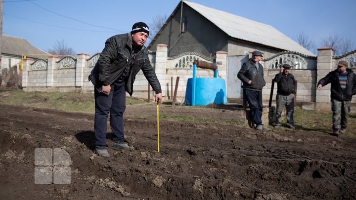 O autospecială venită să stingă un incendiu în satul Fîrlădeni, Căuşeni, a rămas blocată în noroi. Casa a fost mistuită de flăcări (FOTOREPORT)