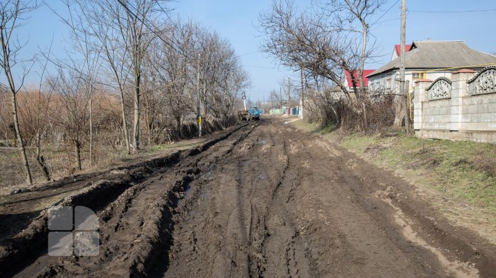 O autospecială venită să stingă un incendiu în satul Fîrlădeni, Căuşeni, a rămas blocată în noroi. Casa a fost mistuită de flăcări (FOTOREPORT)