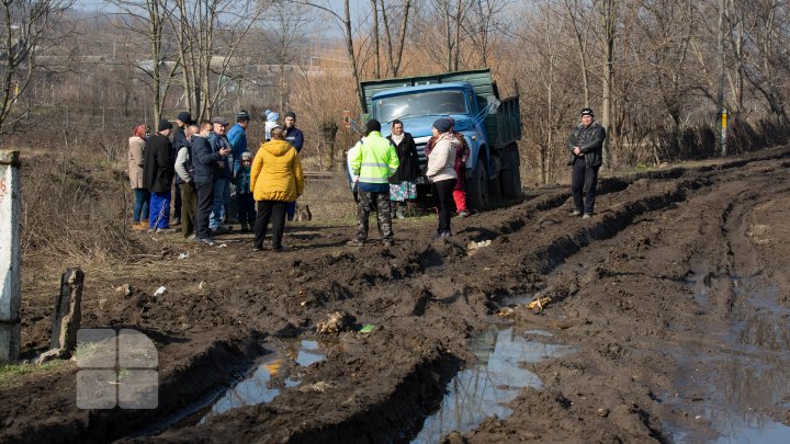 O autospecială venită să stingă un incendiu în satul Fîrlădeni, Căuşeni, a rămas blocată în noroi. Casa a fost mistuită de flăcări (FOTOREPORT)