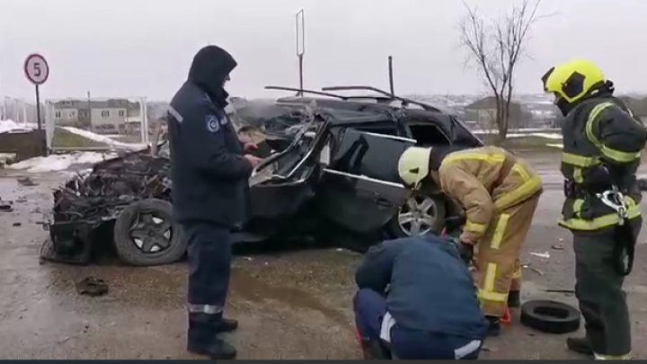 Impact violent la Vulcăneşti. Un tânăr a murit prins între fiare, după ce maşina sa s-a ciocnit cu o autocisternă (VIDEO)