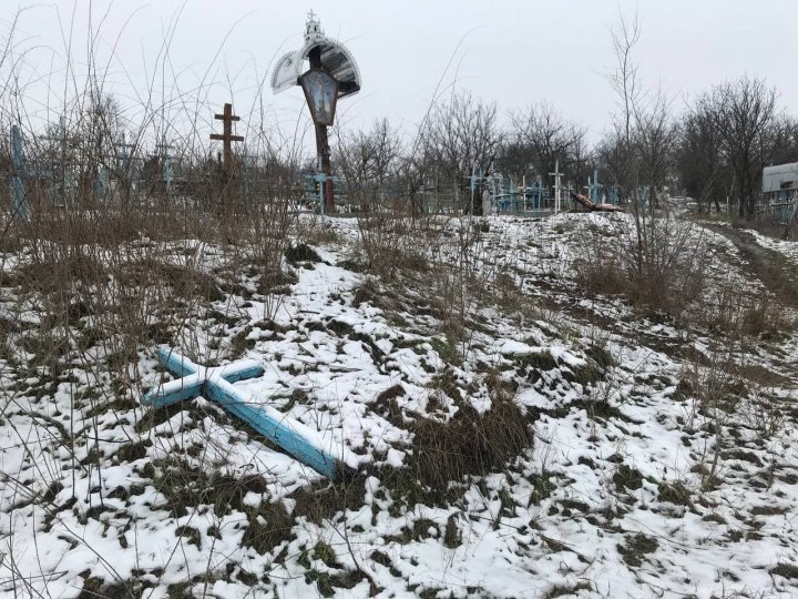 20 de morminte din cimitirul din Cărpineni, vandalizate. Primăria oferă recompensă celor care vor oferi informaţii despre făptaşi (FOTO)