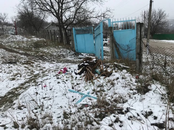 20 de morminte din cimitirul din Cărpineni, vandalizate. Primăria oferă recompensă celor care vor oferi informaţii despre făptaşi (FOTO)