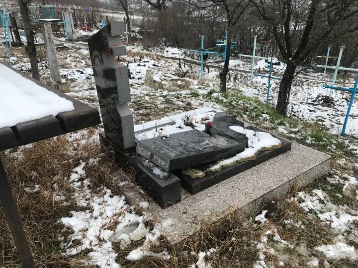 20 de morminte din cimitirul din Cărpineni, vandalizate. Primăria oferă recompensă celor care vor oferi informaţii despre făptaşi (FOTO)