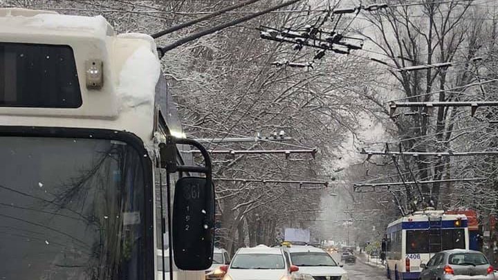 Iarna face HAOS în Capitală. Troleibuzele circulă cu dificultate, unele rute, SISTATE temporar