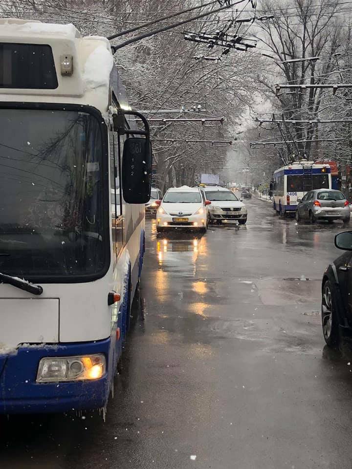 Iarna face HAOS în Capitală. Troleibuzele circulă cu dificultate, unele rute, SISTATE temporar