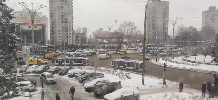 Iarna face HAOS în Capitală. Troleibuzele circulă cu dificultate, unele rute, SISTATE temporar