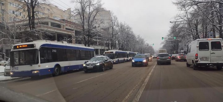 Iarna face HAOS în Capitală. Troleibuzele circulă cu dificultate, unele rute, SISTATE temporar