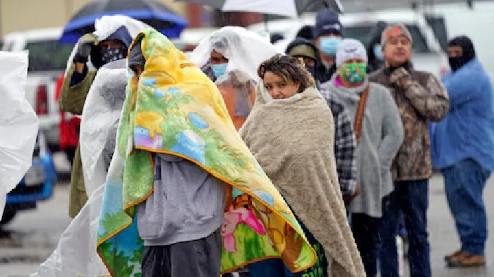 Mărturiile locuitorilor din Texas, care au rămas fără curent în cea mai grea iarnă: jucăriile de lemn ale copiilor, aruncate în foc pentru căldură