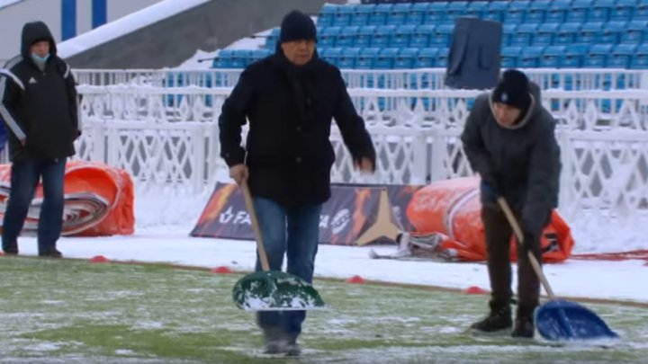 Faza săptămânii în fotbal. Antrenorul moldovean Emil Caras, alături de Mircea Lucescu au curăţat zăpada de pe stadionul "Valeri Lobaovski"