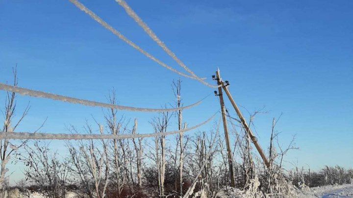 Zeci de localităţi au rămas fără lumină din cauza firelor rupte