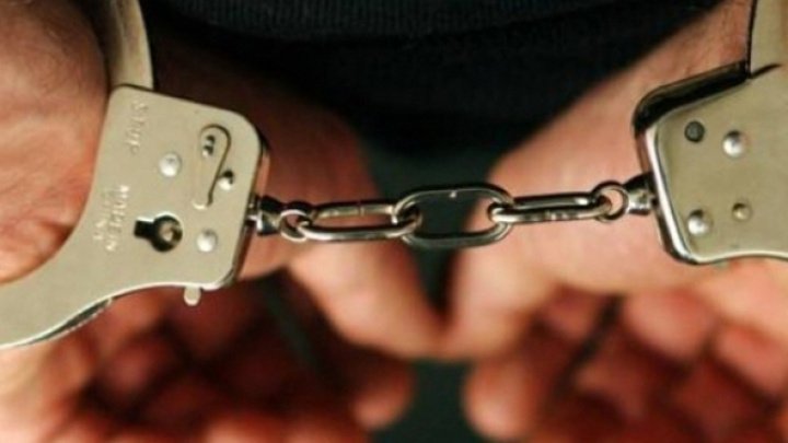 Un bărbat, arestat pentru că ar fi infectat 22 de oameni cu COVID-19. Ce spune poliția