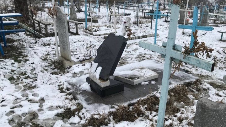 20 de morminte din cimitirul din Cărpineni, vandalizate. Primăria oferă recompensă celor care vor oferi informaţii despre făptaşi (FOTO)