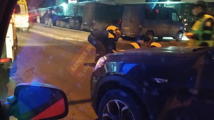 CLIPE DE GROAZĂ. O tânără, lovită de o maşină pe o stradă din Capitală (FOTO)