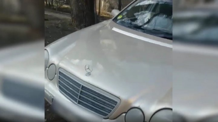 Neglijenţa i-a dat bătăi de cap.  Motivul pentru care un poliţist a rămas fără Mercedes, după ce l-a parcat în curtea blocului