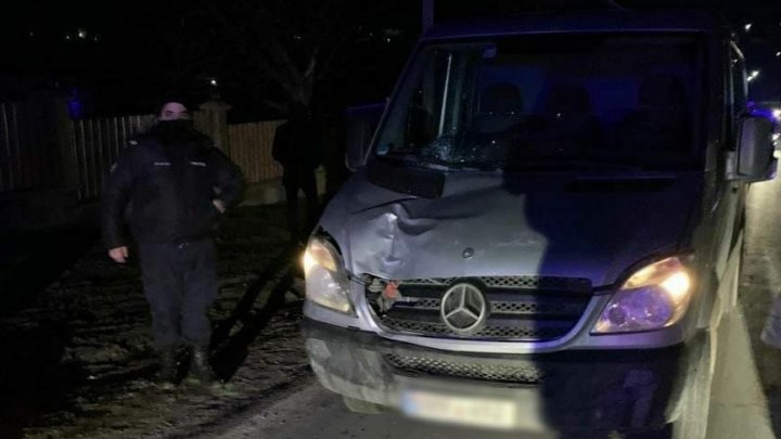 O nouă tragedie pe drumurile naţionale. Un pieton a murit, după ce a fost spulberat de un microbuz în raionul Rîşcani