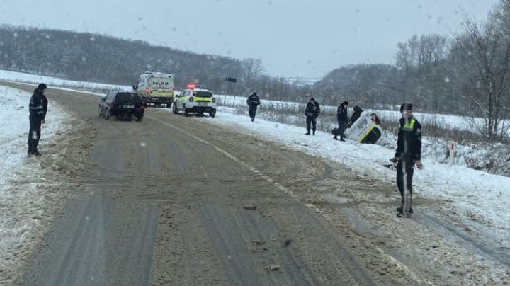 Accident grav la Călăraşi. O maşină de poliţie, răsturnată în şanţ (FOTO/VIDEO)