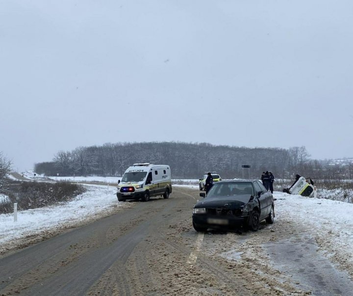 Accident grav la Călăraşi. O maşină de poliţie, răsturnată în şanţ (FOTO/VIDEO)