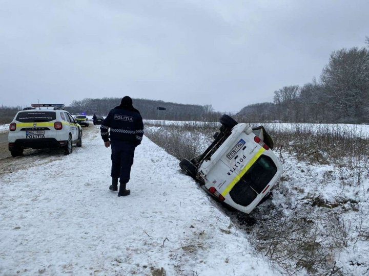 Accident grav la Călăraşi. O maşină de poliţie, răsturnată în şanţ (FOTO/VIDEO)