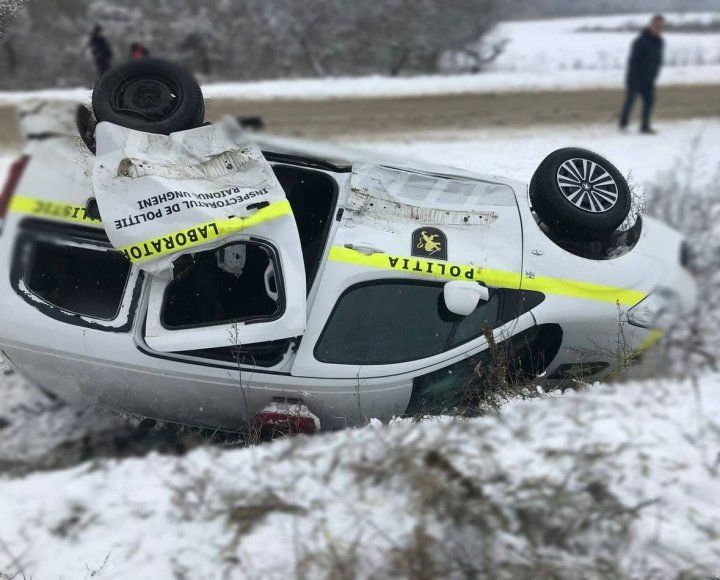 Accident grav la Călăraşi. O maşină de poliţie, răsturnată în şanţ (FOTO/VIDEO)