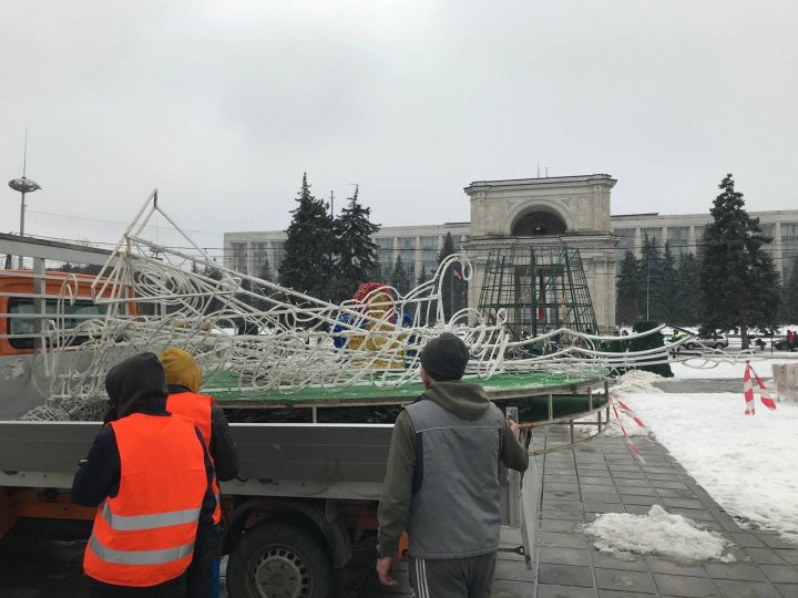 Gata cu sărbătorile de iarnă. Bradul din Piața Marii Adunări Naționale, demontat (FOTO/VIDEO)