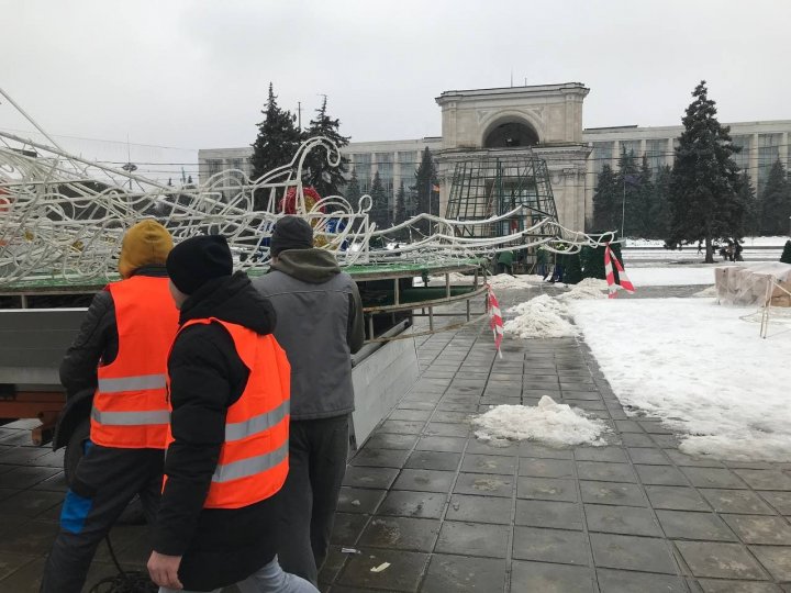 Gata cu sărbătorile de iarnă. Bradul din Piața Marii Adunări Naționale, demontat (FOTO/VIDEO)