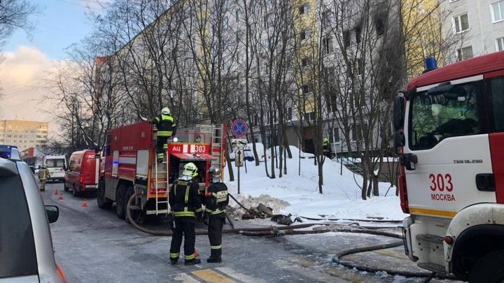 Incendiu de proporţii într-un bloc de locuit din Moscova. Doi copii şi un adult au murit, iar 14 persoane s-au intoxicat cu fum