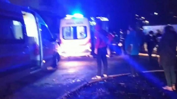 Explozie într-un bloc de pe strada Independenţei. Zeci de echipaje de salvatori şi ambulanţe se află la faţa locului (VIDEO)