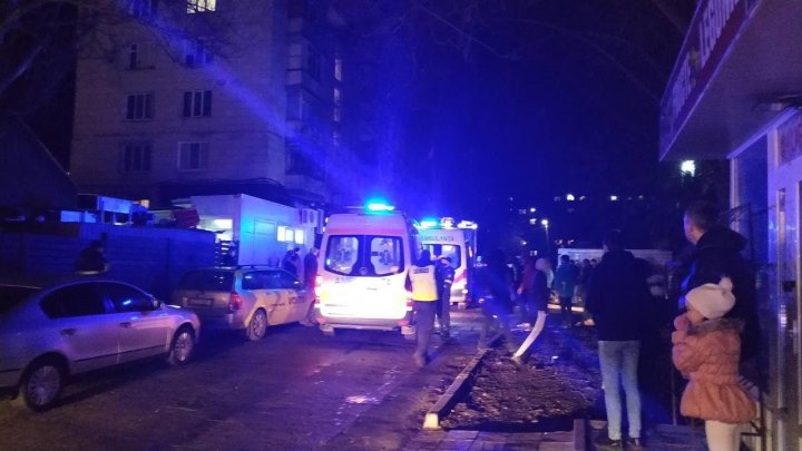 Explozie într-un bloc de pe strada Independenţei. Zeci de echipaje de salvatori şi ambulanţe se află la faţa locului (VIDEO)