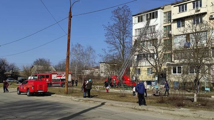 Incendiu pe strada Ceucari din Capitală. Pompierii, la fața locului