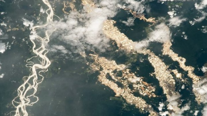 (FOTO) NASA a publicat o fotografie în care Amazonia Peruviană strălucește ca aurul