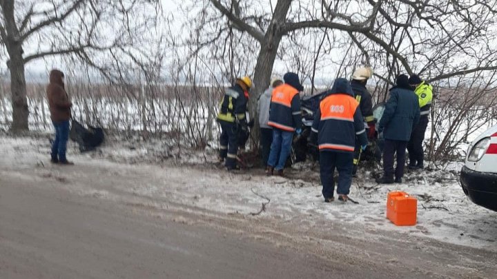 ACCIDENT CUMPLIT pe şoseaua Căinari-Anenii Noi. Un automobil s-a izbit violent într-un copac. Un pasager, transportat la spital (FOTO)