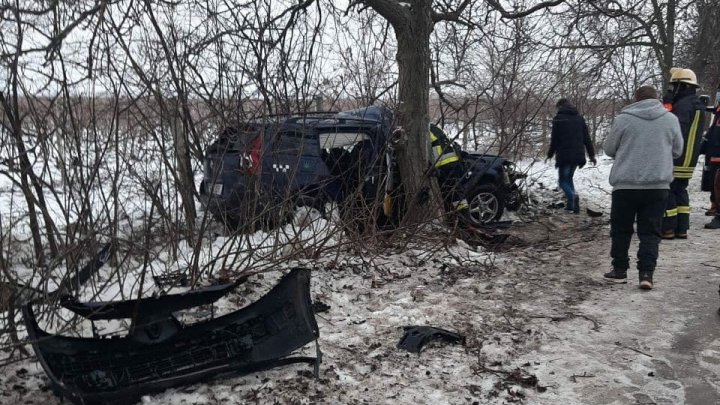 ACCIDENT CUMPLIT pe şoseaua Căinari-Anenii Noi. Un automobil s-a izbit violent într-un copac. Un pasager, transportat la spital (FOTO)