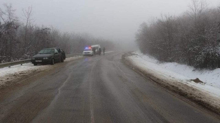 IMPACT VIOLENT între două automobile pe şoseaua Hâncești-Leova. O persoană, transportată la spital